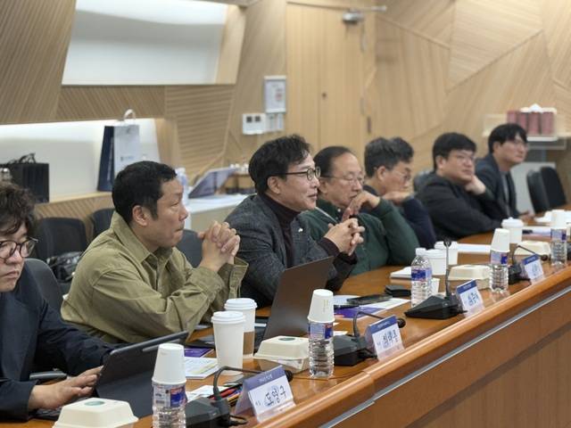 (사)대경ICT산업협회가 지난 3일 대구디지털혁신진흥원(DIP)에서 '지역 기업-미라콤아이앤씨 협력회의'를 열고 스마트팩토리 고도화 및 AI 기반 산업 혁신을 위한 공동 협력 방안을 논의했다. (사)대경ICT산업협회 제공