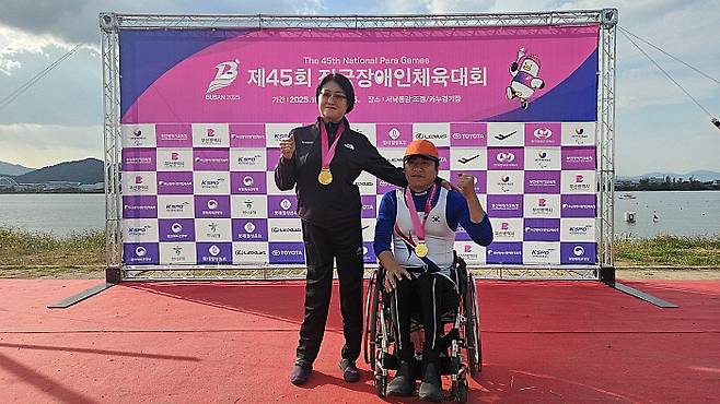 손영숙(한국전력공사)과 김광현(전남카누팀)이 제45회 전국장애인체전 카누 종목에서 금메달을 획득했다. 전남도장애인체육회 제공