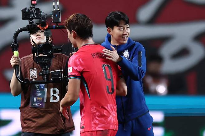 10월 14일 서울 마포구 서울월드컵경기장에서 열린 한국과 파라과이 축구 대표팀의 친선경기. 2-0으로 승리한 한국 손흥민이 추가골을 기록한 오현규를 격려하고 있다. 사진=연합뉴스