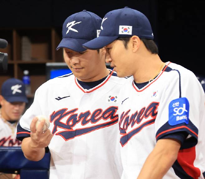 대한민국 야구 국가대표의 박해민과 문보경이 4일 서울 고척스카이돔에서 열린 훈련에 참석하고 있다. 사진=연합뉴스