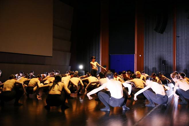 4일 한예종 석관캠퍼스에서 열린 편장완 제10대 총장 취임식에서 무용원 학생이 축하 공연을 하고 있다(사진=한예종).