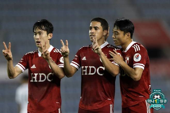 부산 아이파크 시절 호물로(가운데). 사진=한국프로축구연맹
