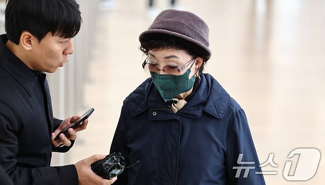 윤석열 전 대통령의 부인 김건희 여사의 모친 최은순씨가 4일 오전 서울 종로구 KT광화문빌딩 웨스트에 마련된 김건희특검 사무실에 피의자 신분으로 출석하고 있다. 2025.11.4/뉴스1 ⓒ News1 김도우 기자