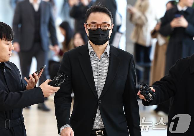 윤석열 전 대통령의 부인 김건희 여사의 오빠 김진우씨가 4일 오전 서울 종로구 KT광화문빌딩 웨스트에 마련된 김건희특검 사무실에 피의자 신분으로 출석하고 있다. 2025.11.4/뉴스1 ⓒ News1 김도우 기자