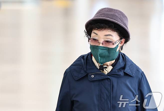 윤석열 전 대통령의 부인 김건희 여사의 모친 최은순씨가 4일 오전 서울 종로구 KT광화문빌딩 웨스트에 마련된 김건희특검 사무실에 피의자 신분으로 출석하고 있다. 2025.11.4/뉴스1 ⓒ News1 김도우 기자