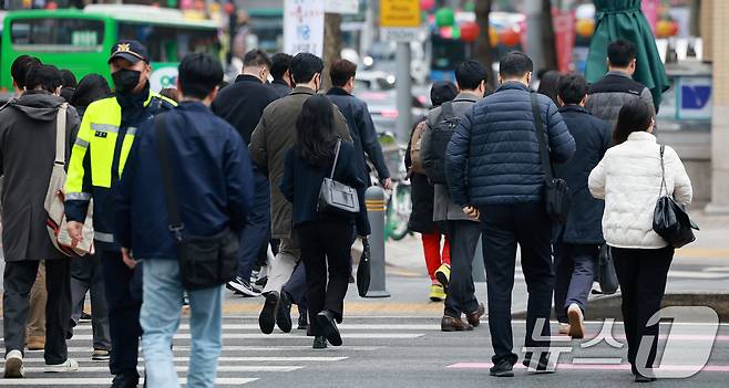서울 종로구 광화문 네거리에서 직장인들이 출근길을 서두르고 있다. ⓒ News1 김진환 기자