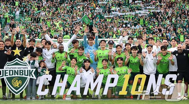 18일 전북 전주월드컵경기장에서 열린 하나은행 K리그1 2025시즌 풀리그 최종 33라운드 경기에서 전북 현대가 수원FC를 2대 0으로 꺾고 통산 10번째 우승을 차지했다. 우승이 확정된 뒤 전북 선수들과 코칭스태프가 함께 기념촬영을 하고 있다. (한국프로축구연맹 제공. 재판매 및 DB 금지) 2025.10.18/뉴스1