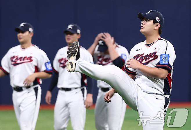 야구대표팀 김서현이 4일 서울 고척스카이돔에서 훈련을 하고 있다. 류지현 감독이 이끄는 대표팀은 오는 8,9일 체코에 이어 15,16일에 일본과의 평가전 경기를 치를 예정이다. 2025.11.4/뉴스1 ⓒ News1 김성진 기자