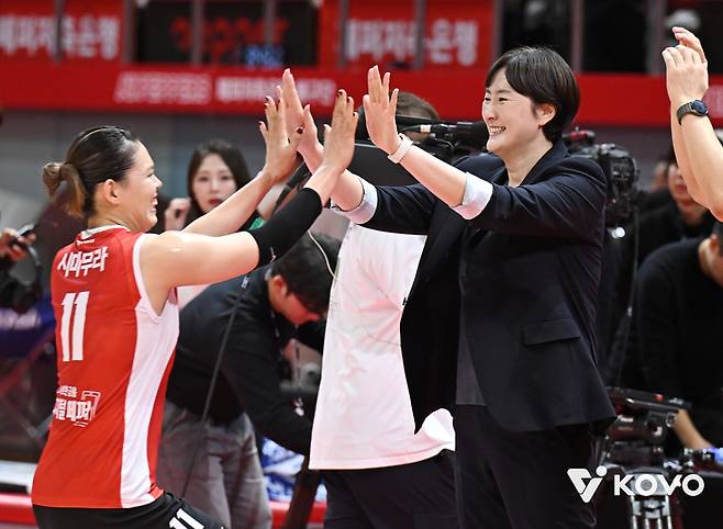시마무라와 장소연 감독. 제공 | 한국배구연맹