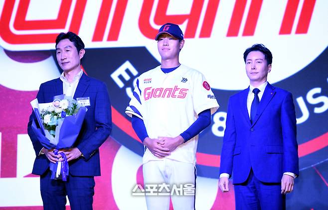 동산고 신동건이 17일 서울 송파구 롯데호텔 월드에서 열린 2026 KBO 리그 신인드래프트에서 롯데에 지명된 후 기념촬영을 하고 있다. 사진 | 최승섭 기자 thunder@sportsseoul.com