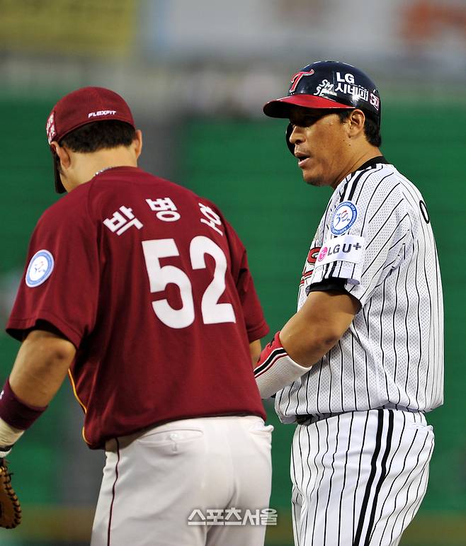 2011년 8월24일 잠실구장에서 열린 LG와 넥센의 경기에서 LG 이병규(오른쪽)와 넥센 박병호가 1루에서 마주하고 있다. 잠실 | 스포츠서울DB