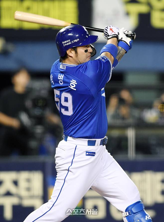 삼성 박병호가 17일 잠실구장에서 열린 2024 KBO리그 LG와의 플레이오프 3차전 4회초 2사 1루 상황에서 LG 선발 임찬규를 상대로 안타를 치고 있다. 잠실 | 박진업 기자 upandup@sportsseoul.com