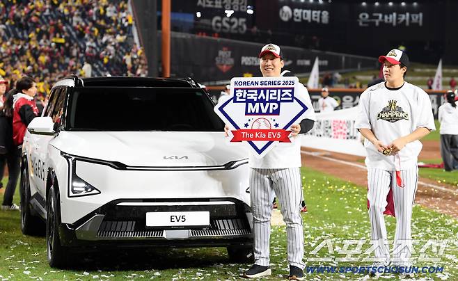 31일 대전 한화생명볼파크에서 열린 한국시리즈 5차전 한화 이글스와 LG 트윈스의 경기. 한국시리즈 MVP 김현수가 기념촬영을 하고 있다. 대전=박재만 기자 pjm@sportschosun.com/2025.10.31/