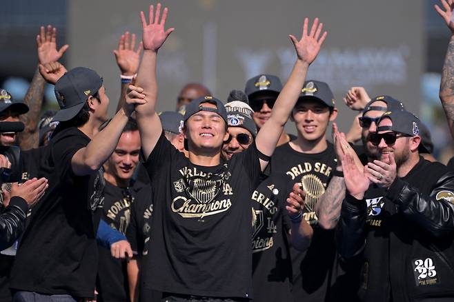 월드시리즈 MVP 야마모토 요시노부가 양 팔을 들고 우승 기쁨을 표시하고 있다. Imagn Images연합뉴스