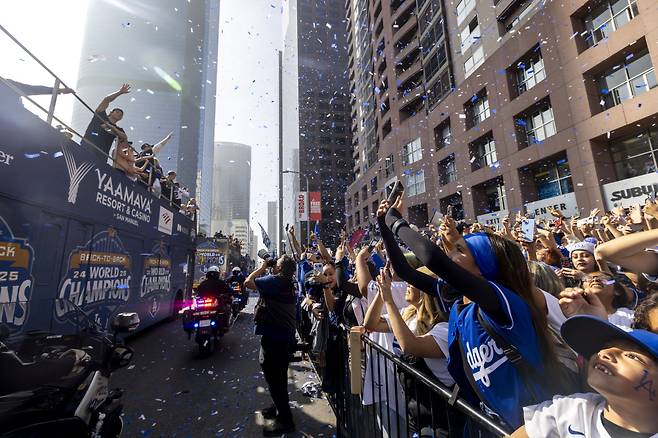 LA 다저스가 4일(한국시각) LA 시내에서 월드시리즈 우승 퍼레이드를 진행했다. EPA연합뉴스