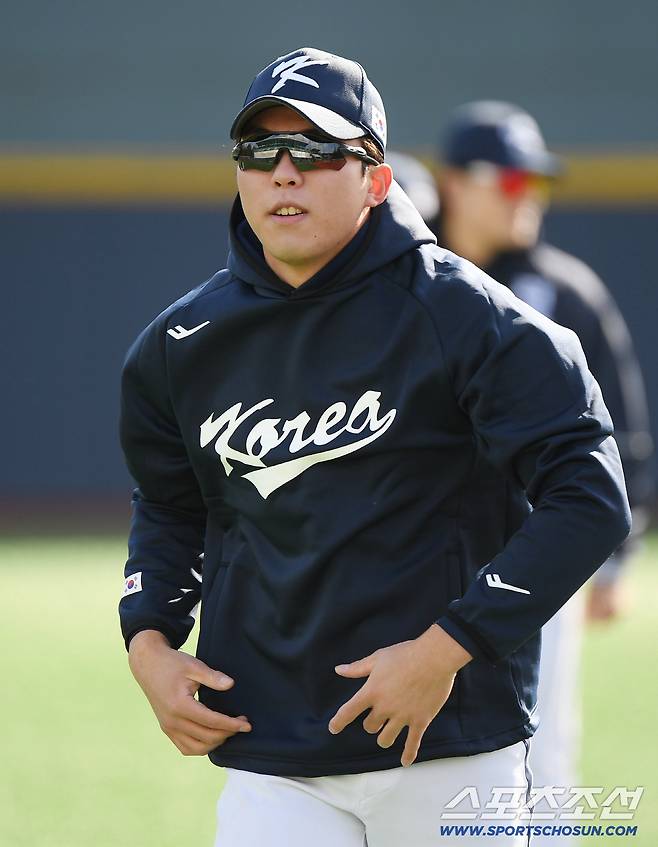 야구 국가대표팀이 2일 오후 경기도 고양 야구대표팀 훈련장에서 첫 훈련을 시작했다. 김영웅이 밝은 표정으로 몸을 풀고 있다. 고양=정재근 기자 cjg@sportschosun.com/2025.11.2/