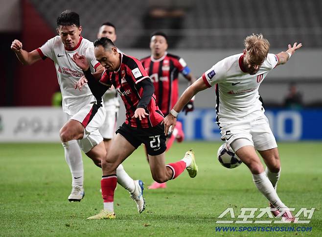 4일 서울월드컵경기장에서 열린 아시아축구연맹(AFC) 챔피언스리그 엘리트(ACL) 4차전 FC 서울과 청두 룽청의 경기. 돌파 도중 볼을 뺐기는 FC 서울 문선민. 상암=송정헌 기자songs@sportschosun.com/2025.11.04/