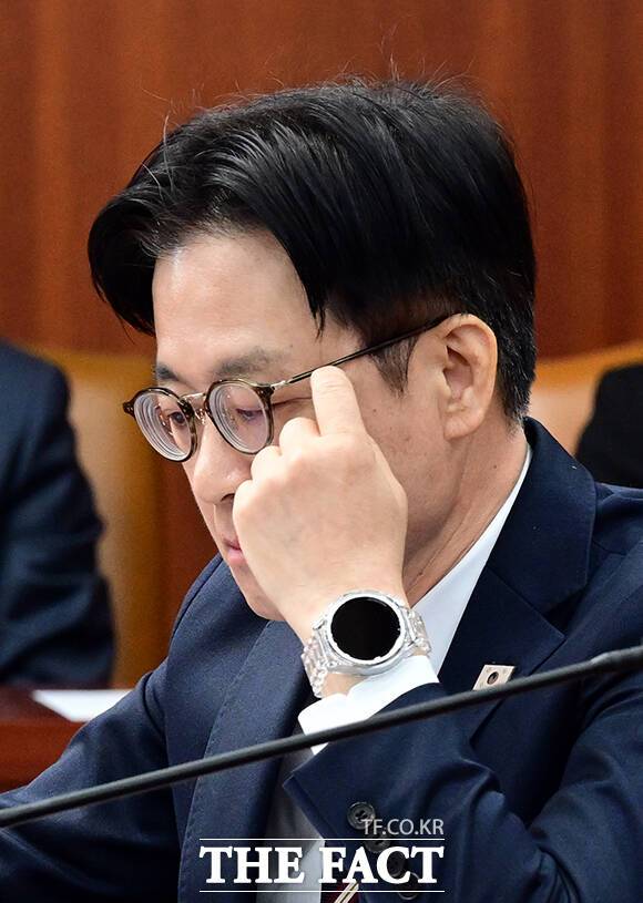 생각에 잠긴 '터프한 협상가' 김정관 산업통상자원부 장관.