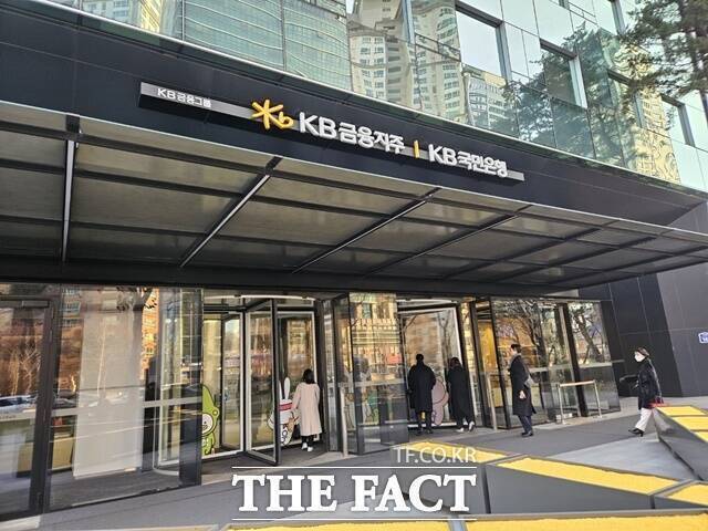 4일 금융권에 따르면 KB금융의 3분기 누적 순익은 5조1217억원으로 전년 동기 대비 16.6% 증가했다. 4대 금융지주(KB국민·신한·하나·우리) 중 유일하게 '5조 클럽'에 올라 '리딩금융' 자리를 지켰다. /이선영 기자