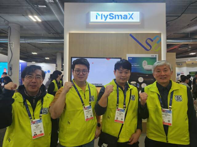 마이스맥스는 올 1월 미국 라스베이가스에서 열린 'CES 2025'에 참가했다. (왼쪽부터) 고광규 수석연구원(펌웨어 개발), 손태형 연구원(SW 개발), 김의석 CTO(SW 개발 총괄), 하순회 대표
