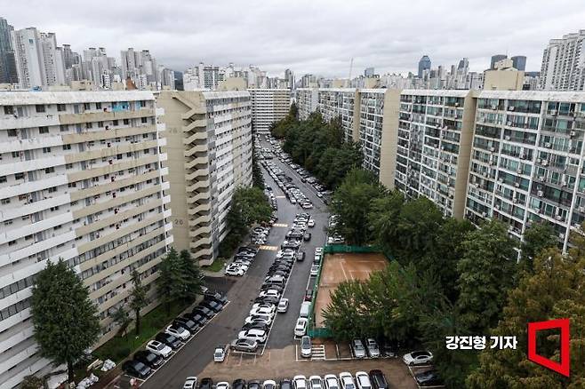 지난달 13일 재건축 정비계획 변경안이 통과돼 재건축 정비사업에 속도가 붙은 서울 강남구 은마아파트. 강진형 기자