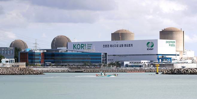 지난 달  23일 오후 부산 기장군 한 마을에서 본 고리 원전 (오른쪽부터)1,2,3,4호기의 모습./김동환 기자