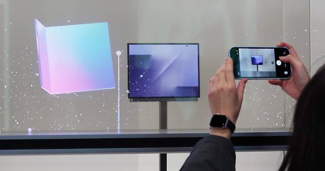 지난달 경북 경주 엑스포공원 에어돔에서 열린 APEC CEO 서밋 부대행사인 'K-테크 쇼케이스' 삼성전자 부스에서 두 번 접는 스마트폰인 ‘트라이폴드폰’ 실물이 공개되고 있다./뉴스1