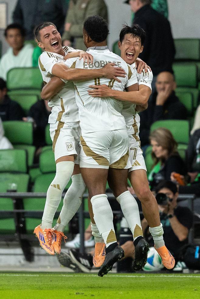 로스앤젤레스(LA) FC의 손흥민(오른쪽)이 3일 열린 오스틴과의 2025 메이저리그사커(MLS)컵 플레이오프(PO) 1라운드 2차전에서 후반 추가시간 팀의 네 번째 골을 넣은 제러미 에보비스(가운데)를 끌어안으며 기뻐하고 있다. LA FC는 이날 1골 1도움을 기록한 손흥민의 활약에 힘입어 오스틴을 4-1로 꺾고 시리즈 전적 2승으로 서부 콘퍼런스 준결승 진출을 확정했다.
오스틴=AP 뉴시스