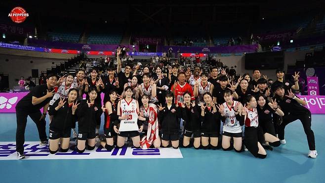 페퍼저축은행 선수단이 2일 흥국생명과의 방문경기에서 3-0(25-19, 25-18, 25-19) 완승을 거둔 뒤 기념사진을 남겼다. 페퍼저축은행은 이날 승리하며 창단 이후 처음으로 정규리그 순위표 꼭대기에 이름을 올렸다. 페퍼저축은행 제공