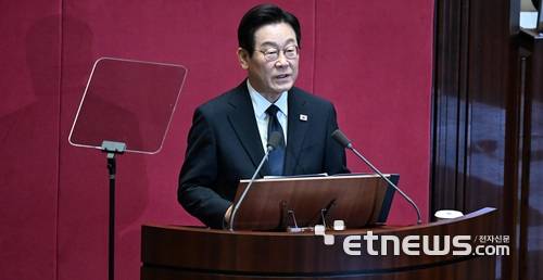 이재명 대통령이 4일 서울 여의도 국회에서 2026년도 예산안 관련 시정연설을 하고 있다. 이동근기자 foto@etnews.com