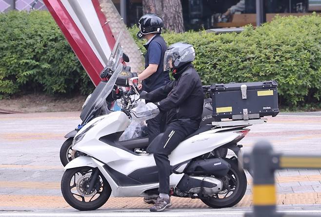 라이더가 배달 중이다. (ⓒ뉴스1, 무단 전재-재배포 금지)