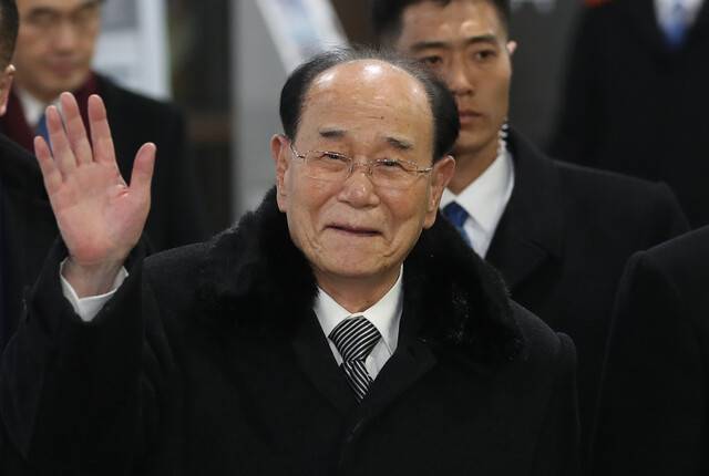 조선중앙통신은 김일성·김정일·김정은 3대에 걸쳐 북한 외교에서 ‘얼굴’ 역할을 맡았던 김영남 전 최고인민회의 상임위원장이 3일 암으로 사망했다고 4일 보도했다. 사진은 2018년 2월 평창동계올림픽 당시 방남한 김영남 상임위원장이 통일부가 주최한 만찬에 참석하기 위해 강원도 강릉 스카이베이호텔에 도착, 손을 들어 인사하는 모습. 연합뉴스