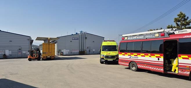 4일 음성소방서 등의 관리 아래 충북 음성군 대소면의 한 화학물질 취급업체에서 비닐아세테이트 모노머(VAM) 회수·이동 조처가 이뤄지고 있다. 오윤주 기자