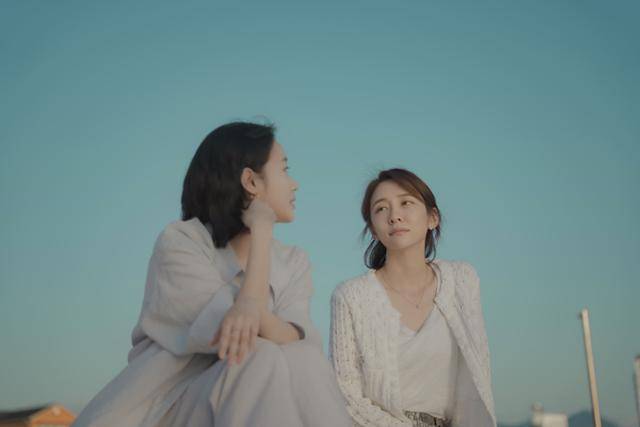 넷플릭스 드라마 '은중과 상연'의 류은중(김고은)과 천상연(박지현)은 10대부터 40대까지 친구로 지내며 끊임없이 서로를 동경하고 미워한다. 넷플릭스 제공
