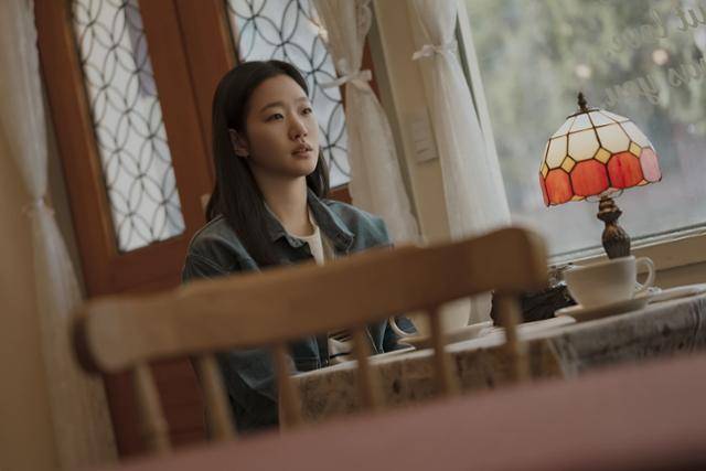 대학 시절 은중이 카페에서 마주 앉은 상연과 심각한 표정으로 대화하고 있다. 넷플릭스 제공