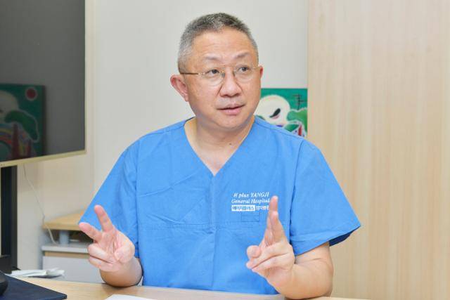 10월 30일 서울 관악구 에이치플러스 양지병원에서 만난 김용진 비만당뇨수술센터장이 비만대사수술에 대해 설명하고 있다. 에이치플러스 양지병원 제공
