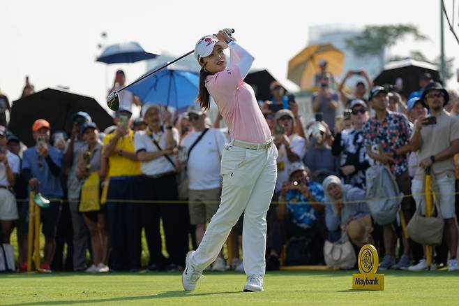 <yonhap photo-5198=""> Choi Hye-Jin of South Korea tees off on the first hole during the LPGA Tour's Maybank Championship at Kuala Lumpur Golf and Country club in Kuala Lumpur, Malaysia, Sunday, Nov. 2, 2025. (AP Photo/Kien Huo)/2025-11-02 11:21:36/ <저작권자 ⓒ 1980-2025 ㈜연합뉴스. 무단 전재 재배포 금지, AI 학습 및 활용 금지></yonhap>