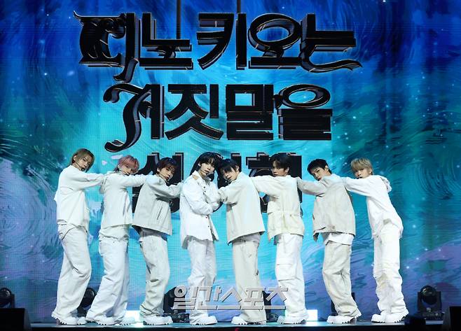 그룹 아홉(AHOF)이 4일 오후 서울 광진루 예스24라이브홀에서 열린 두 번째 미니 앨범 'The Passage'(더 패시지) 발매 기념 쇼케이스에 참석해 타이틀곡 무대를 선보이고 있다. 타이틀곡 '피노키오는 거짓말을 싫어해'는 변덕과 불안, 흔들림 속에서도 '너'에게만은 솔직하고 싶은 마음을 아홉 멤버들의 깊은 감성으로 풀어냈다. 서병수 기자 qudtn@edaily.co.kr /2025.11.04/