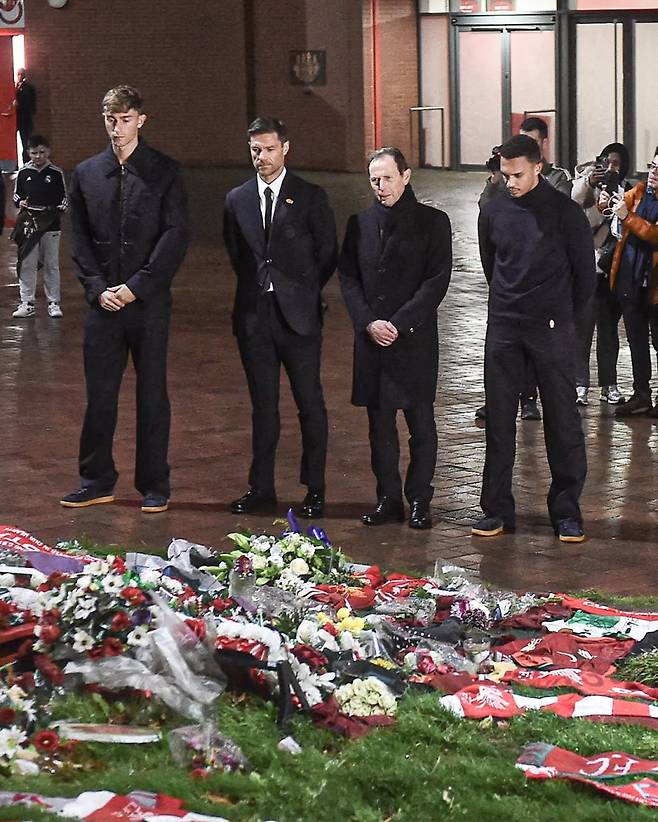 4일 리버풀과의 2025~26 UCL 리그 페이즈 4차전을 앞두고 안필드에 마련된 조타 추모 공간에서 전 동료를 추모한 레알 수비수 아놀드(오른쪽). 사진=ESPN SNS