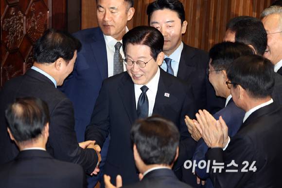 이재명 대통령이 4일 서울 여의도 국회 본회의에서 2026년도 예산안 및 기금운용계획안에 대한 정부의 시정연설을 마치고 나서며 의원들과 인사를 하고 있다. [사진=국회사진기자단]