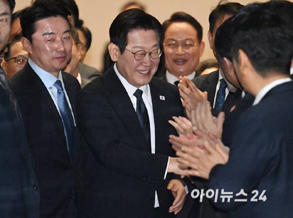 이재명 대통령이 4일 서울 여의도 국회에서 2026년도 정부 예산안에 대한 시정연설을 한 뒤 본회의장을 나서며 정청래 더불어민주당 대표 등과 인사하고 있다. [사진=국회사진기자단]