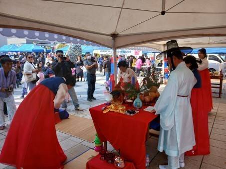 전통혼례가 치러지고 있다. [사진=부안군 ]