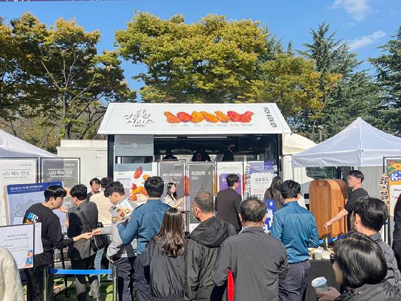 경주 ‘K-Food Station’에 마련된 교촌치킨 푸드트럭과 글로벌 체험존 현장. [사진=교촌에프앤비]