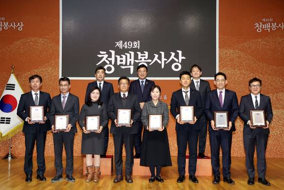 제49회 청백봉사상 시상식이 3일 오후 서울 마포구 상암동 중앙일보사에서 열렸다. 앞줄 왼쪽부터 수상자인 백태진·박병수·최유림·정동춘·이채윤·정해업·우익원·백경원씨. 뒷줄 왼쪽부터 백남성 NH농협은행 부행장, 윤호중 행정안전부 장관, 박장희 중앙일보 대표. 장진영 기자