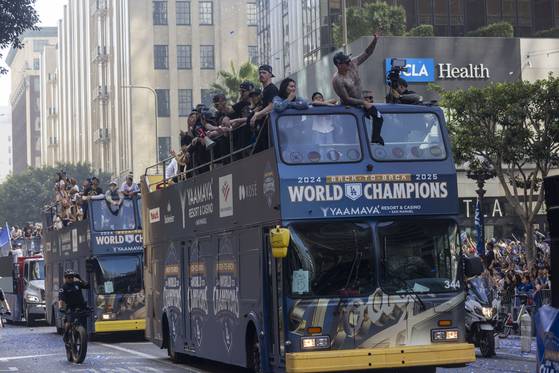 LA 다운타운에서 열린 LA 다저스 월드시리즈 우승 축하 카퍼레이드 행사. EPA=연합뉴스