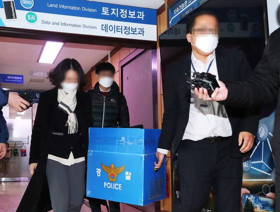 2021년 12월 양평 공흥지구 개발 특혜 의혹을 수사한 경찰은 양평군청을 압수수색하는 등 강제수사에 착수했으나, 최은순씨가 불법에 가담한 정황이 없다며 불송치했다. 연합뉴스