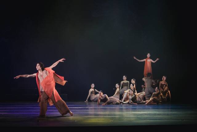 ▲ 강원도립무용단(예술감독 김진미)이 지난달 31일 춘천문화예술회관에서 기획공연 오르페우스를 열었다.