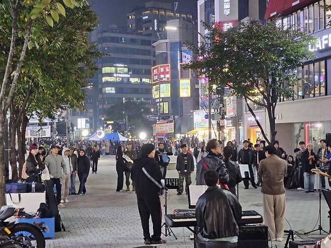 지난달 26일 서울 서대문구 신촌 연세로 일대에서 시민들이 버스킹 공연을 즐기고 있다. 권용훈 기자