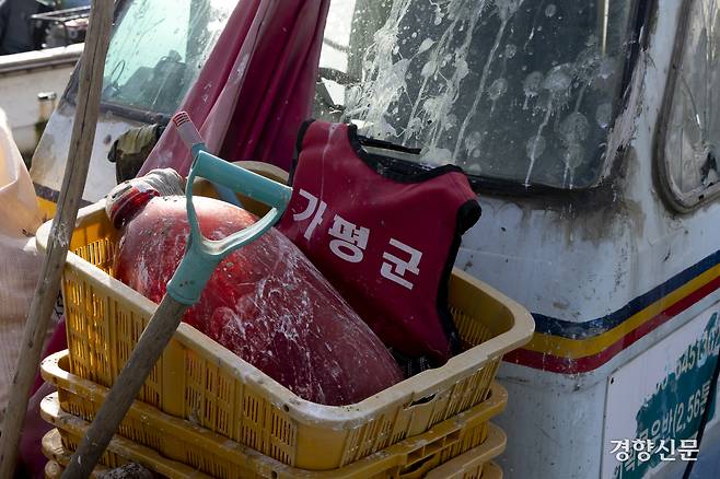 조 선장의 배에는 올해 집중호우 이후 떠내려 온 가평군 구명조끼가 실려 있었다. 강화 l 문재원 기자