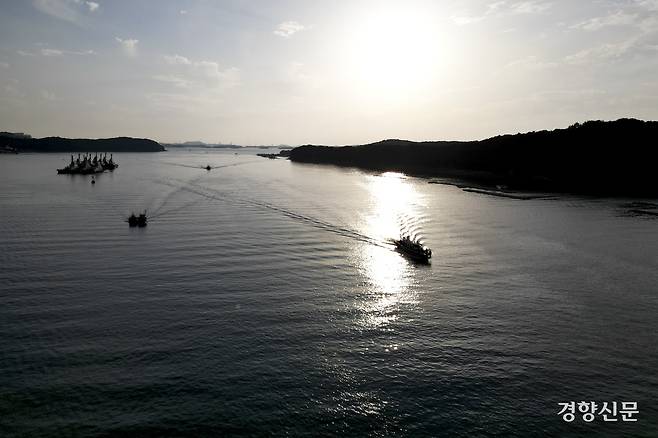 지난 9월 30일 충남 보령시 오천항. 지는 해를 뒤로하고 낚싯배들이 줄지어 들어왔다.  보령 l 문재원 기자